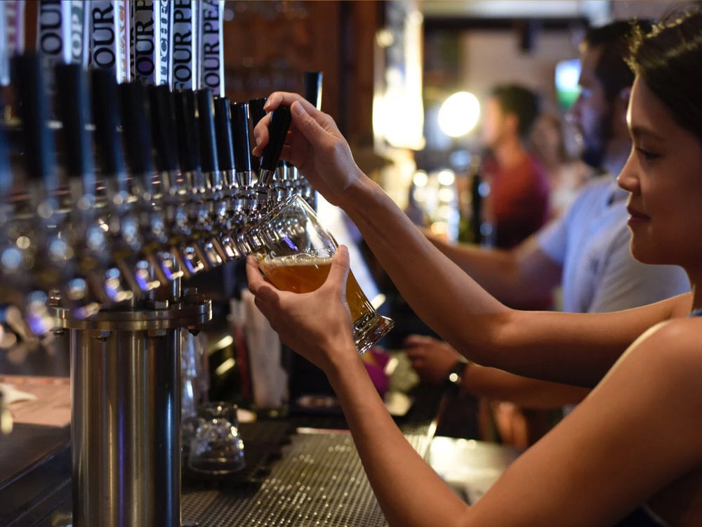 Saigon’s fresh beer scene has evolved into a vibrant craft culture, offering diverse flavors crafted with premium ingredients and expert techniques